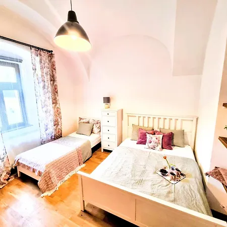 Tobias Old Town With 1 Free Offsite Parking Apartament